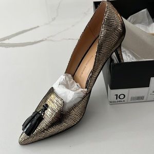 Banana Republic Gold and Black shoes medium heel worn once